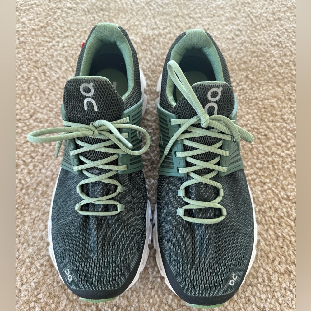 On Cloud men’s sneaker